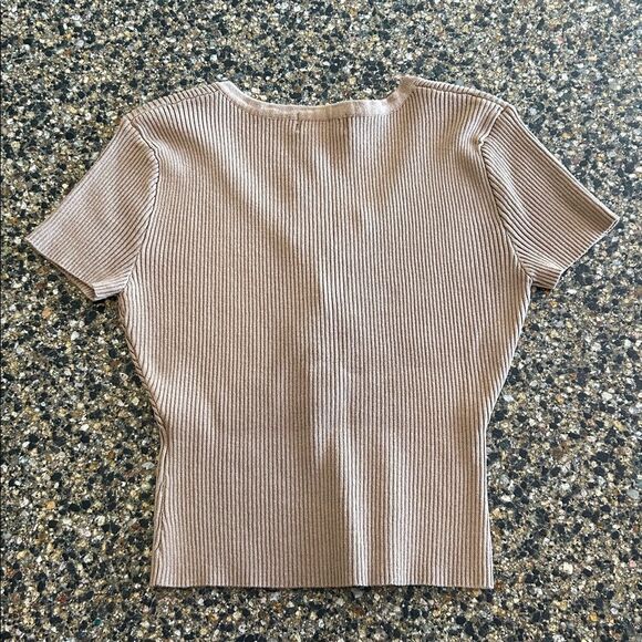 NEW Vestique Taupe Ribbed Short Sleeve Top - Picture 4 of 5